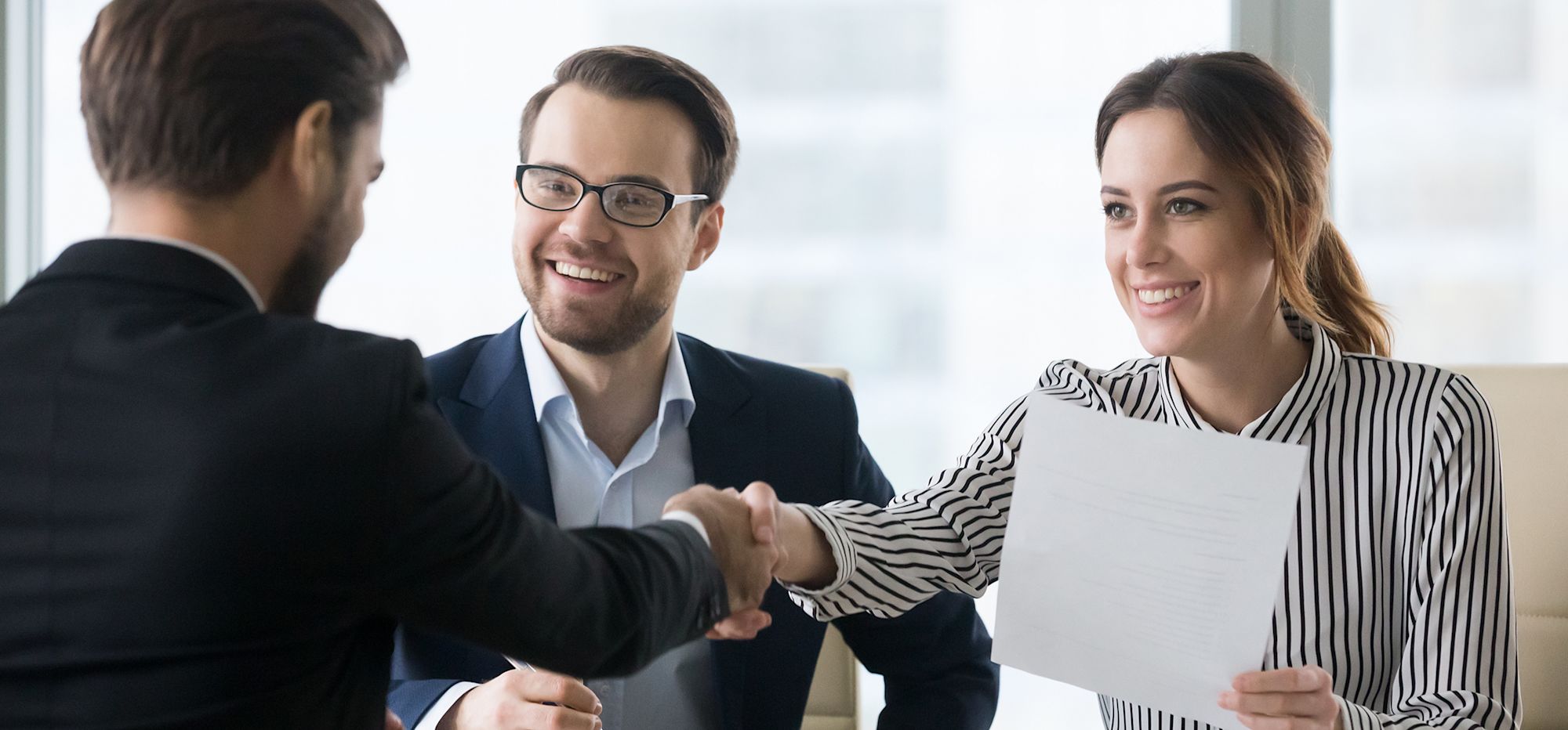emloyeers shaking hand of candidate small v3 adobestock 223964249